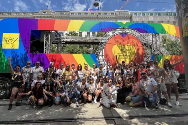 Post-Truck bei der Regenbogenparade